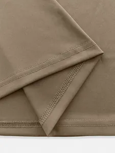 Vue détaillée de la double couture sur l'ourlet d'un t-shirt de sport respirant