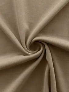 Vue rapprochée de la texture du tissu en maille taupe respirant pour t-shirt col V homme