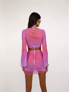 Ensemble deux pièces en mesh tie-dye rose avec haut à manches cloche et mini-jupe