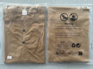 Vue détaillée d'un t-shirt homme à col en V marron camel montrant l'emballage