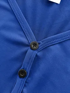Λεπτομέρεια μπλε μπλούζας V-neck με κουμπιά και υφή υφάσματος για άνδρες.