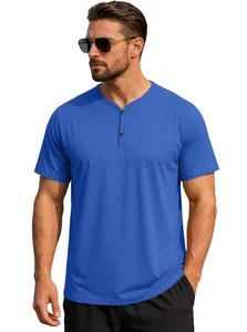 Λεπτομερής προβολή του μπλε ανδρικού T-shirt Henley που αναπνέει και στεγνώνει
