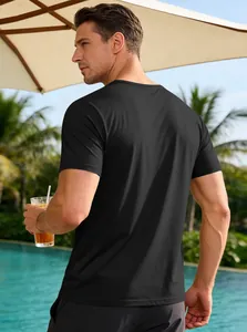 Πίσω όψη μαύρου αθλητικού t-shirt που αναπνέει σε χαλαρό καλοκαιρινό σκηνικό δίπλα στην πισίνα