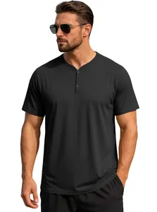 Λεπτομέρεια μαύρου ανδρικού T-shirt Henley με κοντά μανίκια και λαιμόκοψη με κουμπιά