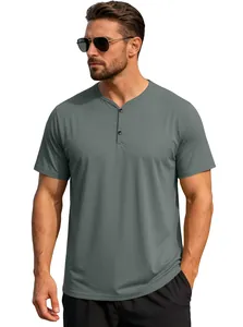 Λεπτομερής προβολή γκρι ανδρικού Henley T-shirt με κοντά μανίκια και V λαιμόκοψη