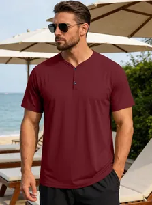 Λεπτομερής προβολή ανδρικού μπορντό Henley T-shirt σε αναπνεύσιμο αθλητικό στυλ.