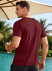 Πίσω όψη ανδρικού αναπνεύσιμου μπορντό t-shirt κοντού μανικιού σε περιβάλλον θέρετρου