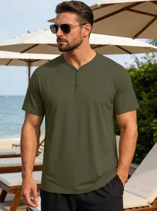 Λεπτομέρεια ανδρικού Henley t-shirt σε χακί χρώμα με κοντά μανίκια και κουμπιά στον λαιμό
