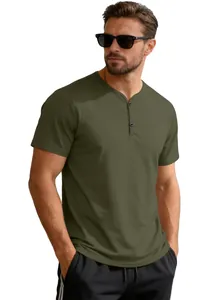 Λεπτομερής άποψη ανδρικού Henley T-shirt σε λαδί χρώμα με κουμπιά στη λαιμόκοψη
