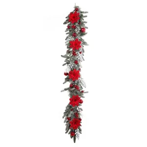 Detail van een feestelijke kerstslinger met rode kerststerren en dennentakken