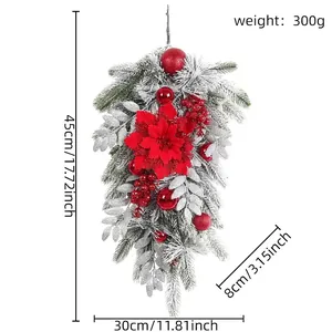 Detailweergave van de 45 cm besneeuwde kerstguirlande met rode bloemen, bessen en ornamenten