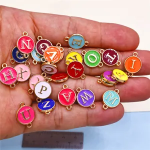 Detalle macro de 26 colgantes de alfabeto de aleación de esmalte para joyería DIY única