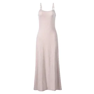 Vue de face d'une robe longue en maille moulante à fines bretelles en beige clair