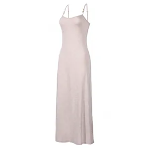 Robe longue beige en maille à fines bretelles, coupe ajustée et tissu extensible.
