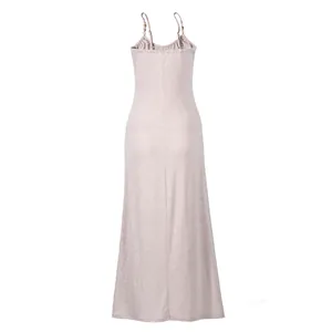 Vue arrière d'une robe longue en maille sans manches et ajustée