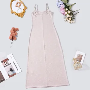 Vue élégante d'une robe longue en maille ajustée avec des accessoires de décoration