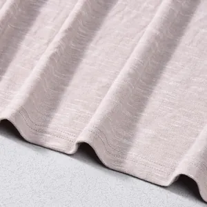 Détail macro du tissu en maille douce et de l'ourlet à double couture d'une robe