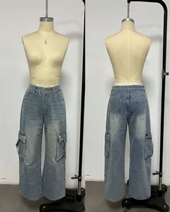 Vues avant et arrière d'un jean cargo ample avec délavage usé sur un mannequin.