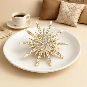 Vintage Brooches Pins For Women Alloy Rhinestone Faux Artificial Pearl Flower Butterfly Star Leaf Elegant Suit Scarf Accessories