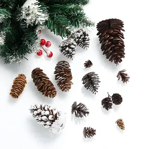 Variedad de piñas artificiales con efecto nieve para manualidades y decoración navideña.