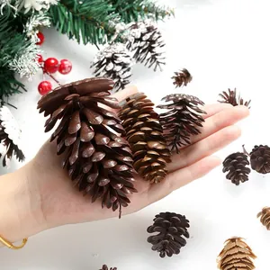 Primer plano de varias piñas de plástico artificiales para manualidades y decoración de Navidad.