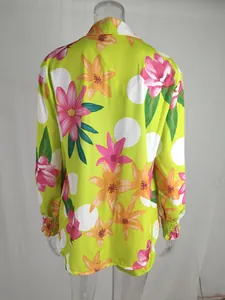 Vista posteriore di una camicia da vacanza vivace con stampa floreale e pois bianchi