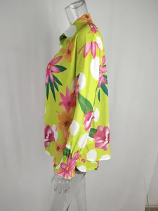 Dettaglio laterale di una camicia da spiaggia a fiori verde lime da donna
