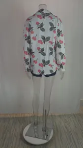 Dettaglio posteriore di un set estivo con camicia a fiori e pantaloncini neri