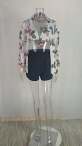 Completo mare floreale 3 pezzi da donna con top bikini, camicia aperta e pantaloncini