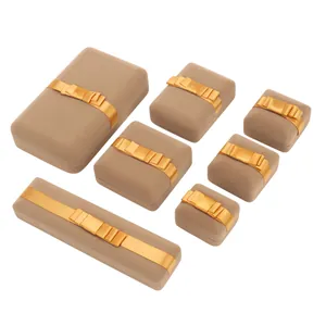 Élégant coffret à bijoux en velours marron avec ruban doré pour bagues et colliers