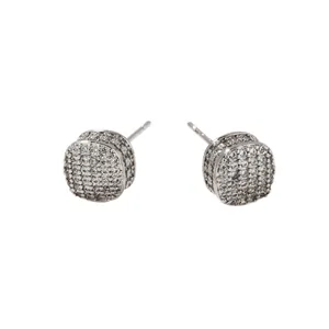 Elegantes pendientes de botón cuadrados de circonita con acabado plata brillo