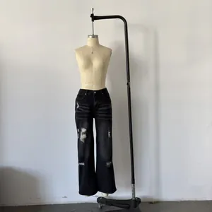 Jean en denim noir délavé pour femme coupe droite avec déchirures sur un mannequin