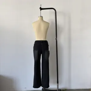 Vue arrière d'un jean droit noir délavé présenté sur un mannequin de couture professionnel.