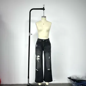 Vue détaillée d'un jean en denim déchiré à taille mi-haute pour femme sur un mannequin