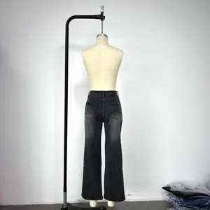 Vue arrière d'un jean droit noir délavé vintage pour femme sur un mannequin de couture