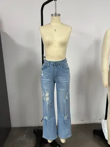 Vue détaillée d'un jean bleu clair vieilli avec des déchirures sur un mannequin de couture