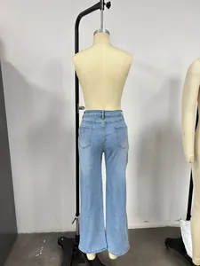 Vue arrière d'un jean en denim bleu clair pour femme coupe droite sur un mannequin