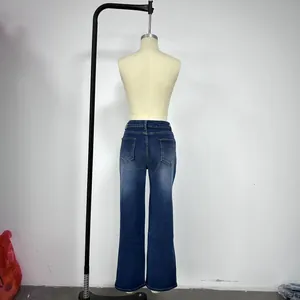 Vue arrière d'un jean droit délavé pour femme de couleur bleu foncé