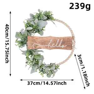Detailansicht des Holzperlenkranzes mit Hello-Schild und Maßen von 40cm und 37cm.