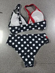 Vue détaillée du haut de bikini à pois avec rembourrage et culotte taille haute