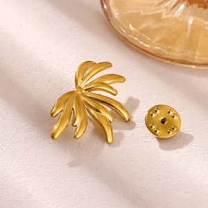 Vue détaillée d'une broche soleil en acier inoxydable doré avec fermoir papillon au dos.