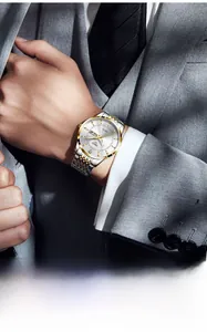 Nahaufnahme einer automatischen mechanischen Herrenuhr mit Doppelkalender und edlem Stahlarmband