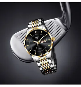 Nahaufnahme der automatischen mechanischen Herrenuhr mit Stahlband und Doppelkalender