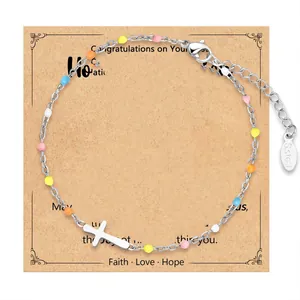 Dettaglio del bracciale bohémien a croce in acciaio inox con vivaci perline colorate