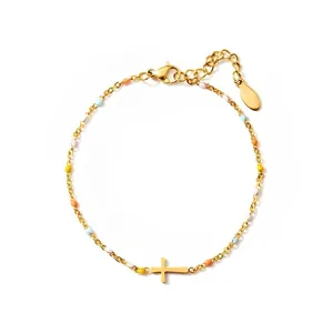 Bracciale bohémien in acciaio inossidabile dorato con perline colorate e croce.