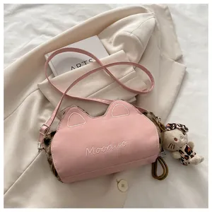 Vue détaillée du sac à bandoulière en peluche en forme d'oreilles de chat léopard