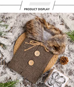 Gros plan d'un cache-bouteille de Noël festif avec col en fourrure et motif à chevrons
