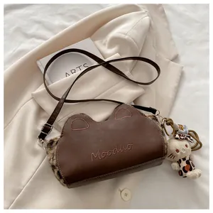 Détail d'un sac bandoulière marron à oreilles de chat avec bordure en peluche douce