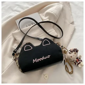 Détail du sac à bandoulière en velours avec oreilles de chat et broderie Mooduo léopard