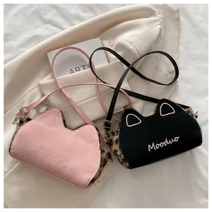 Détails de sacs bandoulière oreilles de chat en velours avec une texture léopard